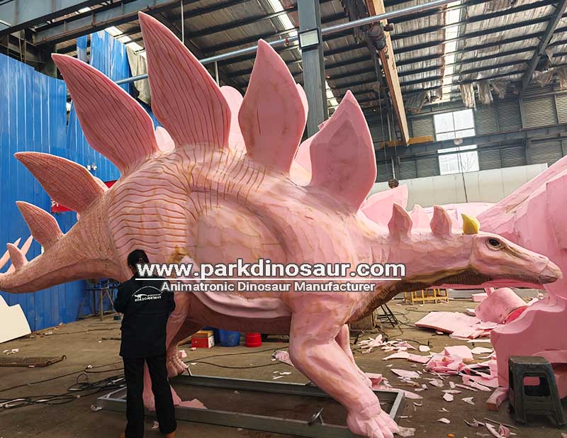 Animatronic dinosaur Stegosaurus production-scupt the dinosaur shape and skin texture