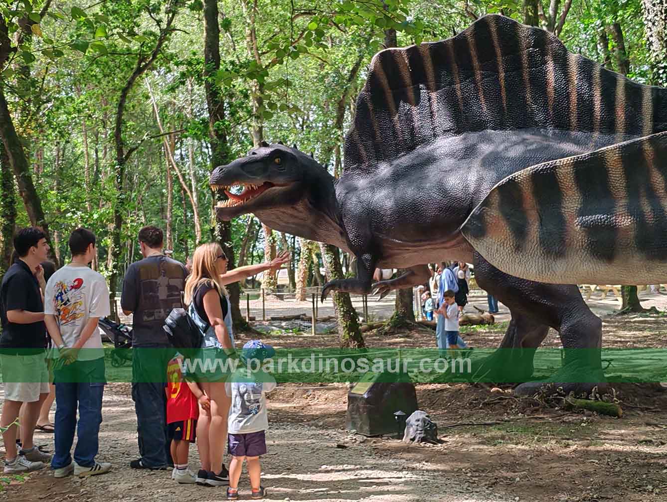 Large animatronic dinosaur installed in the Lugo forest attraction