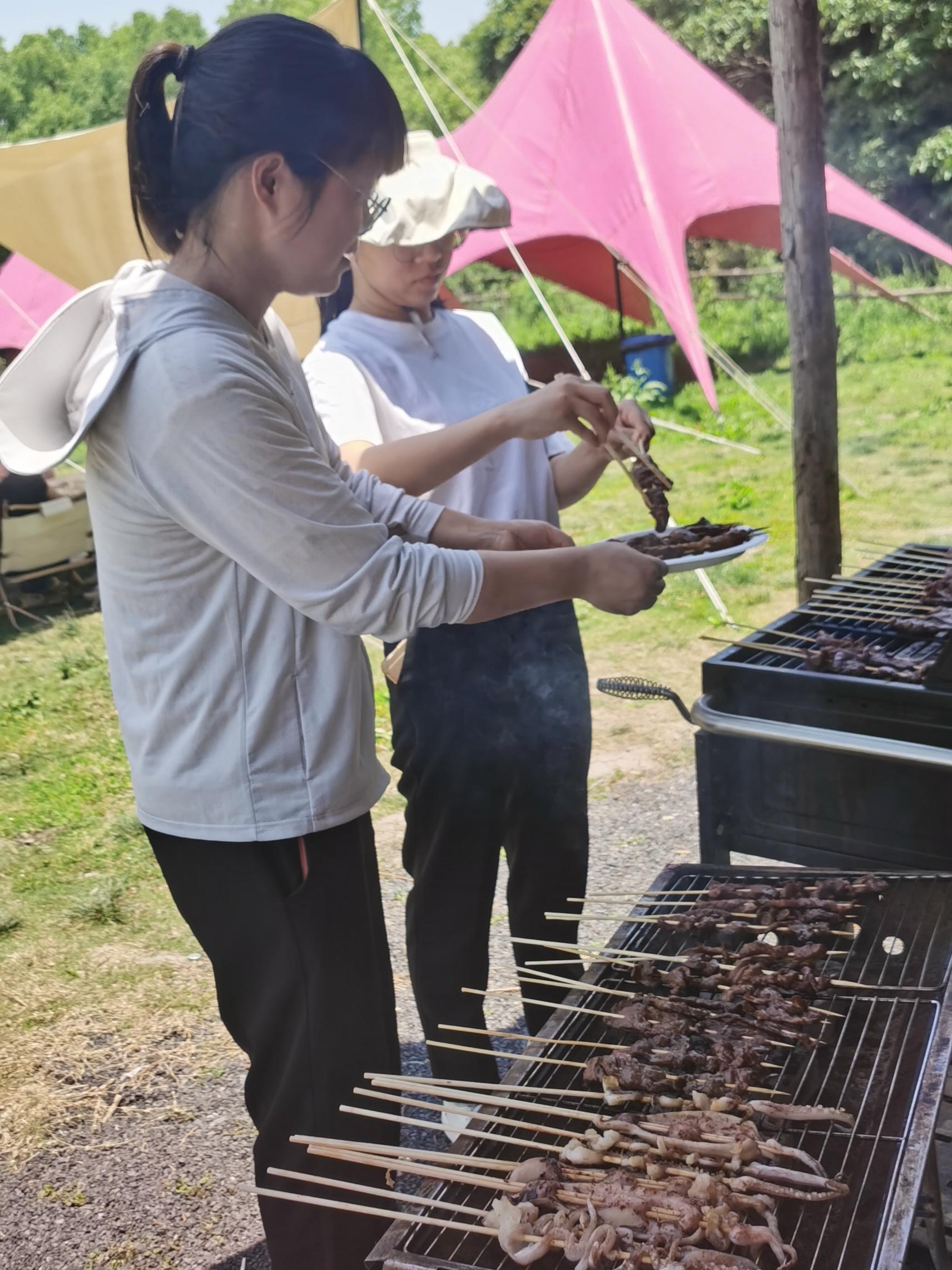 各種燒烤食材已準備就緒,可供燒烤。