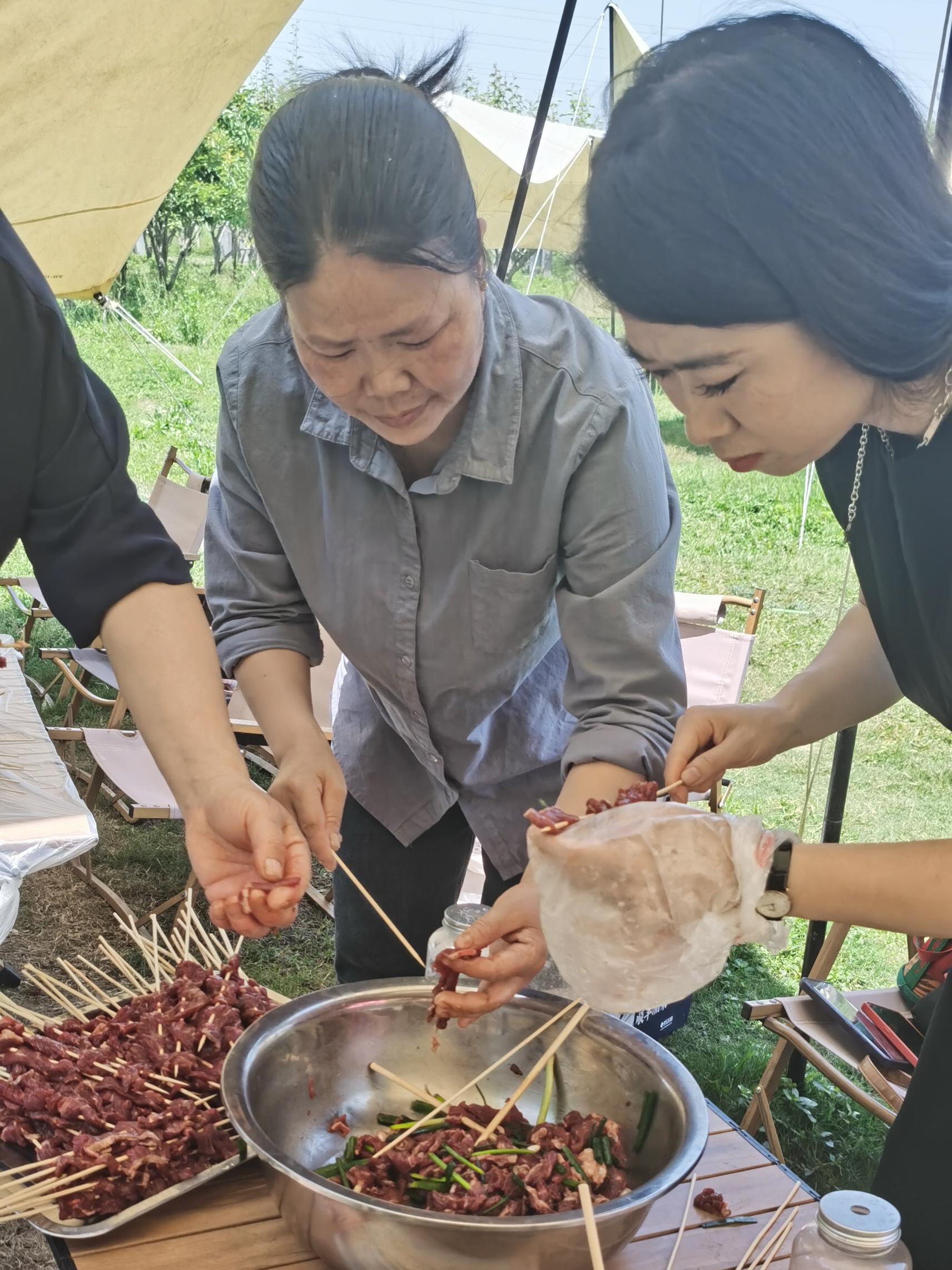 美味烤肉的特寫鏡頭。