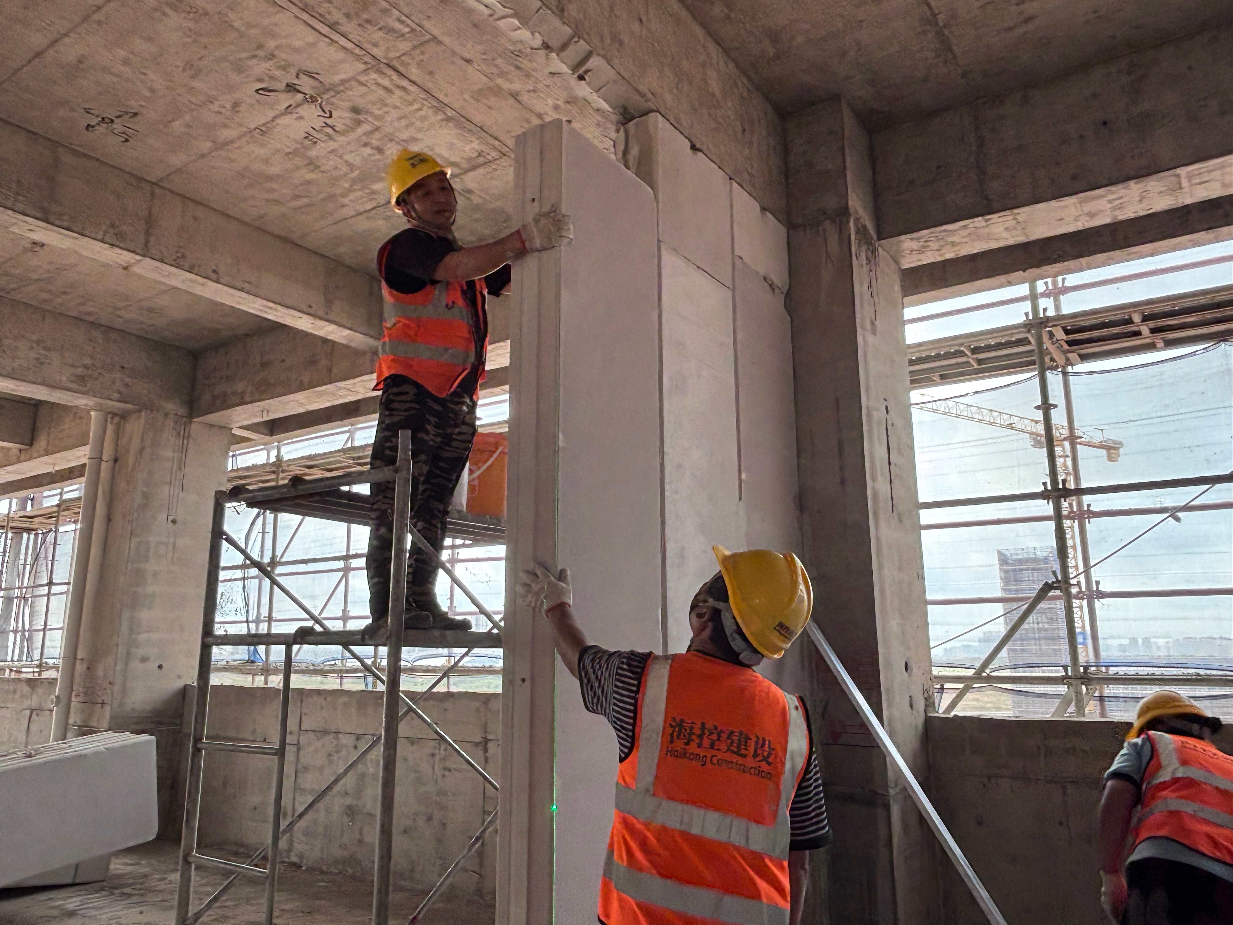 alc-wall-panel-installation-team-on-site.jpg