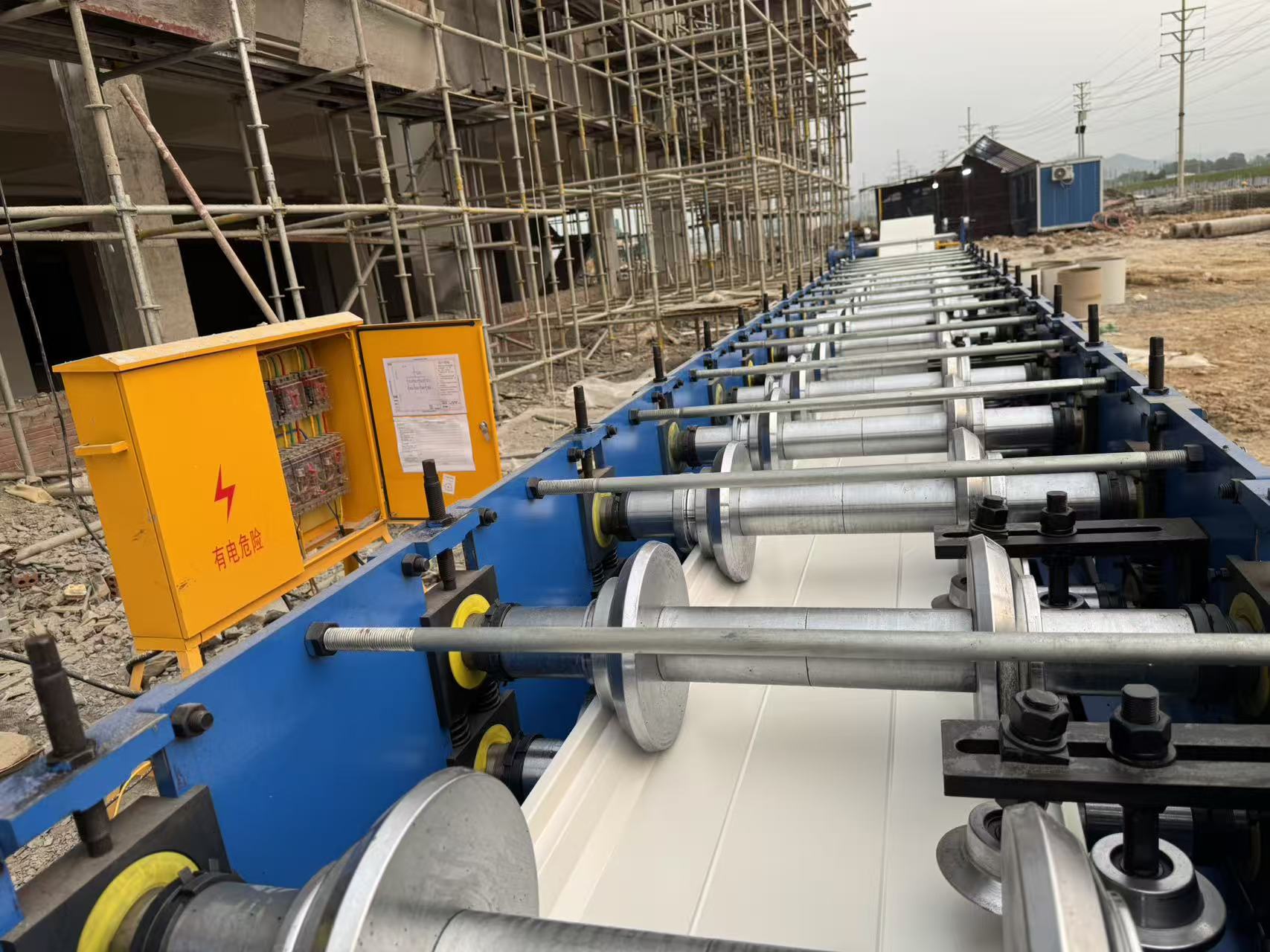 on-site-roof-forming-industrial-building-01.jpg