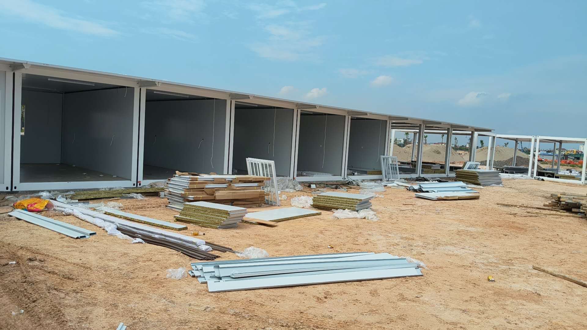 vietnam-haiphong-flat-pack-container-installation-02.jpg