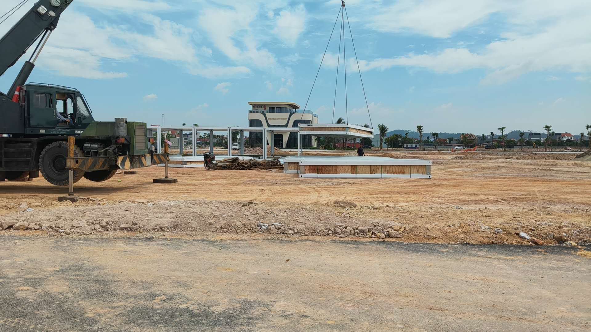 vietnam-haiphong-flat-pack-container-lifting-01.jpg