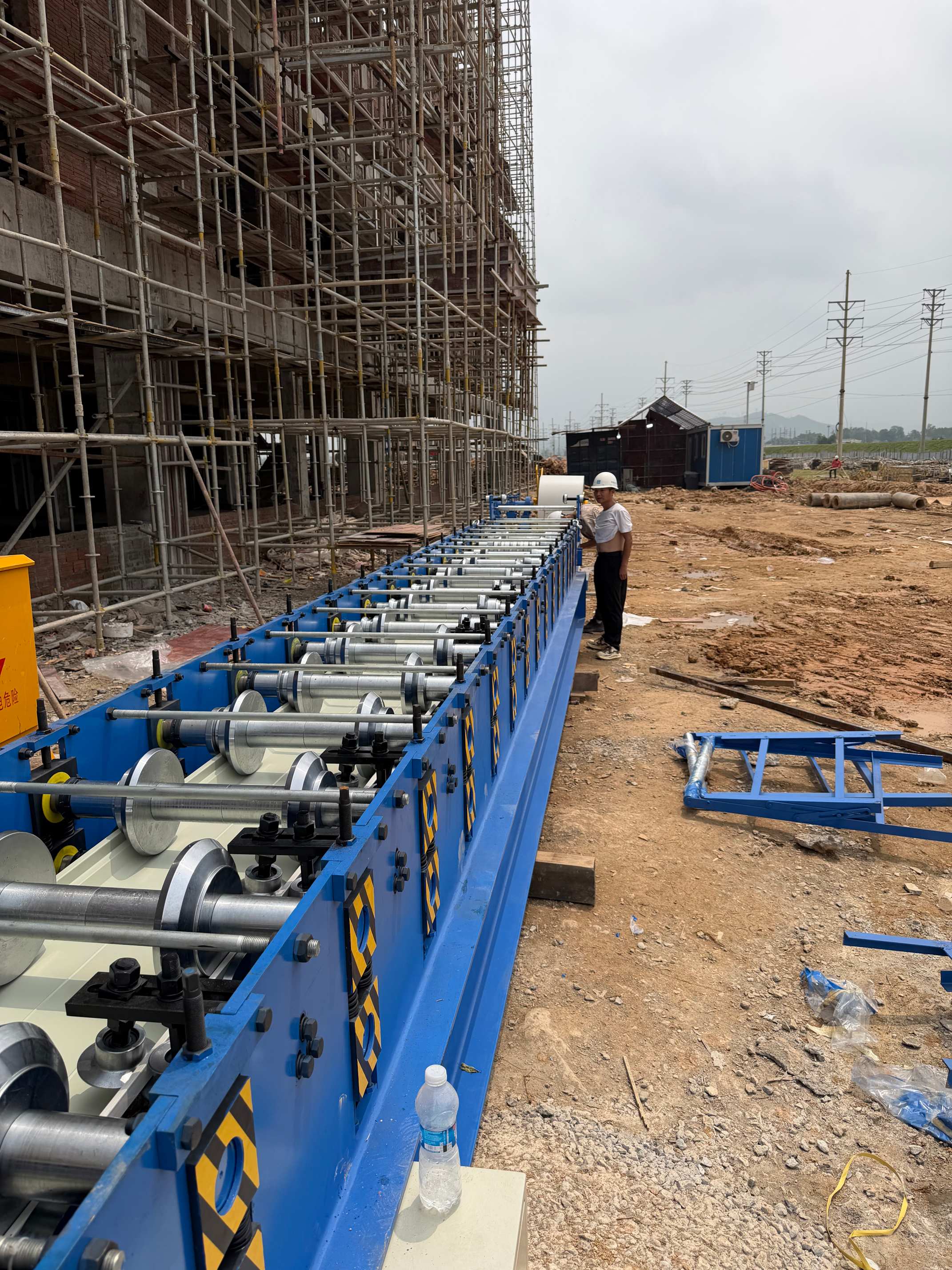 steel-coil-feeding-on-site-roll-forming-machine.jpg (2).jpg