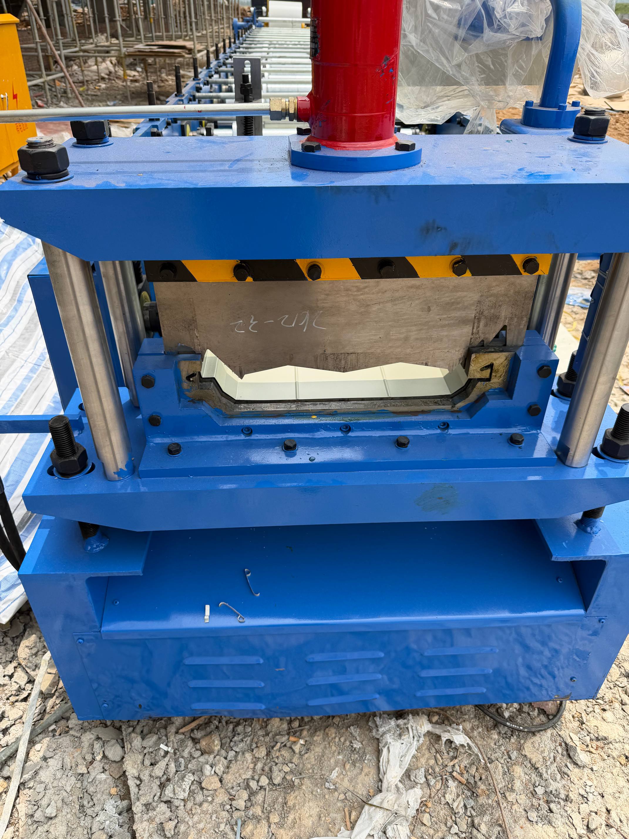 steel-coil-feeding-on-site-roll-forming-machine.jpg.jpg