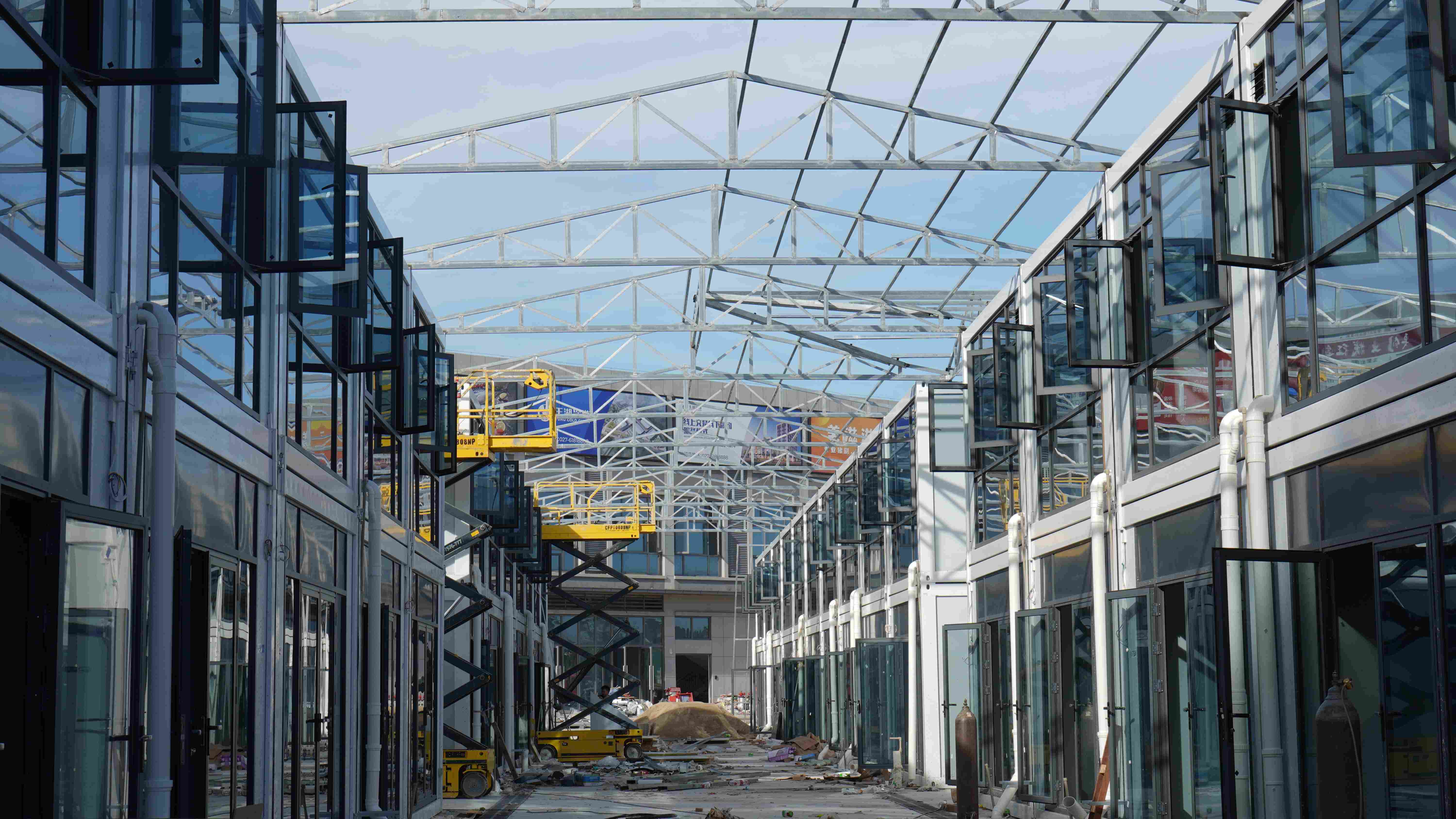 Wuhan Yuhu Cold Chain Trading Center Adopts VICDOWEX Modular Container Shops for Commercial Street Development