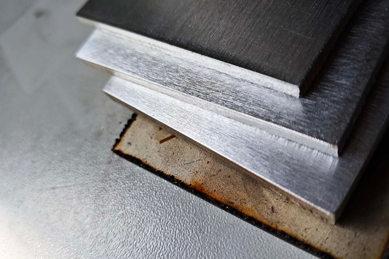 Warum müssen Metallbleche entgratet und angefast werden?