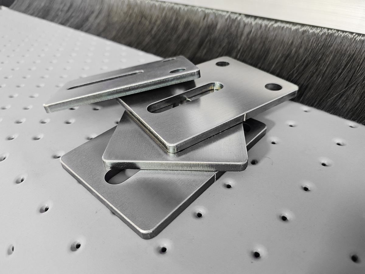 Como escolher a mesa de trabalho certa para uma máquina de rebarbação de chapas metálicas