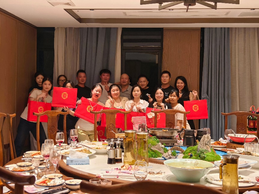 Flipping Through 2024’s Mid-Autumn Snaps: Crimson Gift Boxes, Handwritten Notes, and Feast-Time Warmth