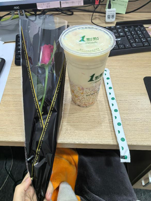 Qixi Day Desk Snapshots: Roses & Sweet Drinks, Hearts Full of Warmth