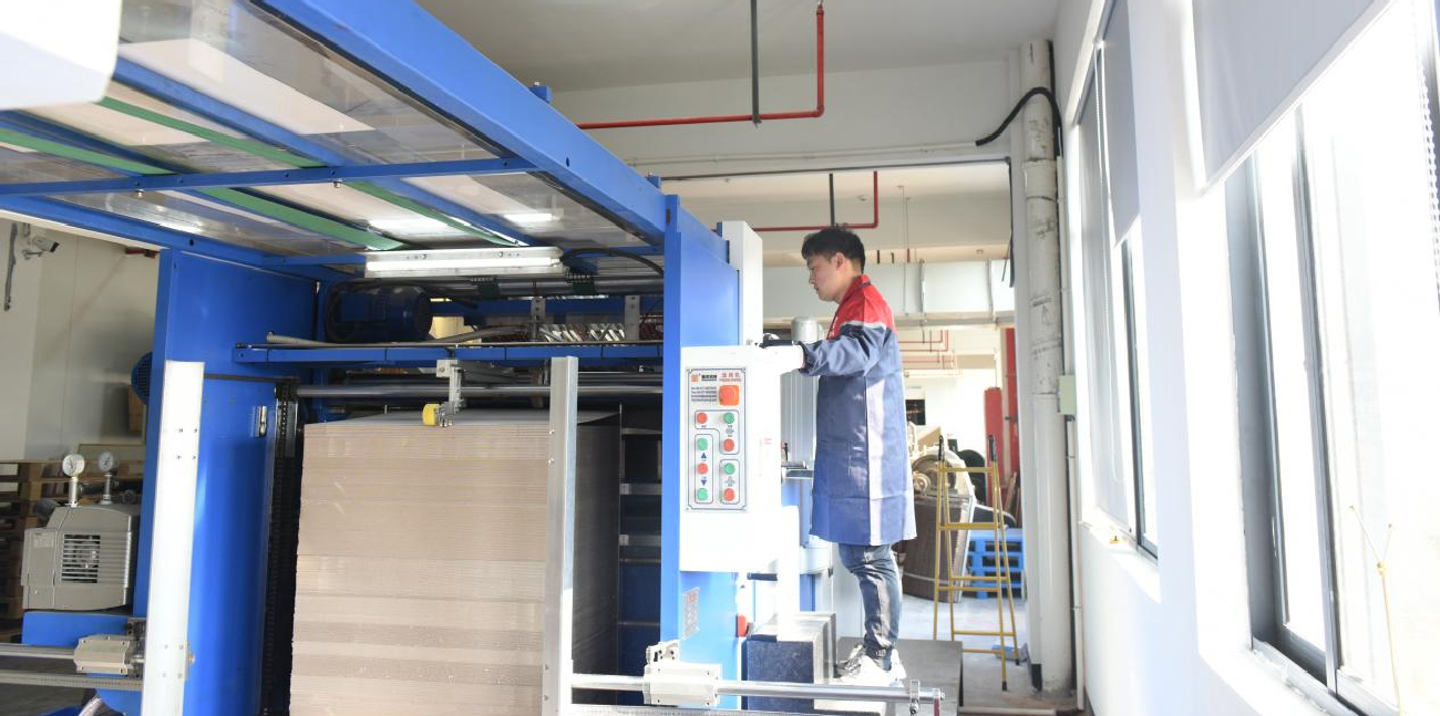 What-hardware-equipment-do-cake-board-manufacturers-need1.jpg