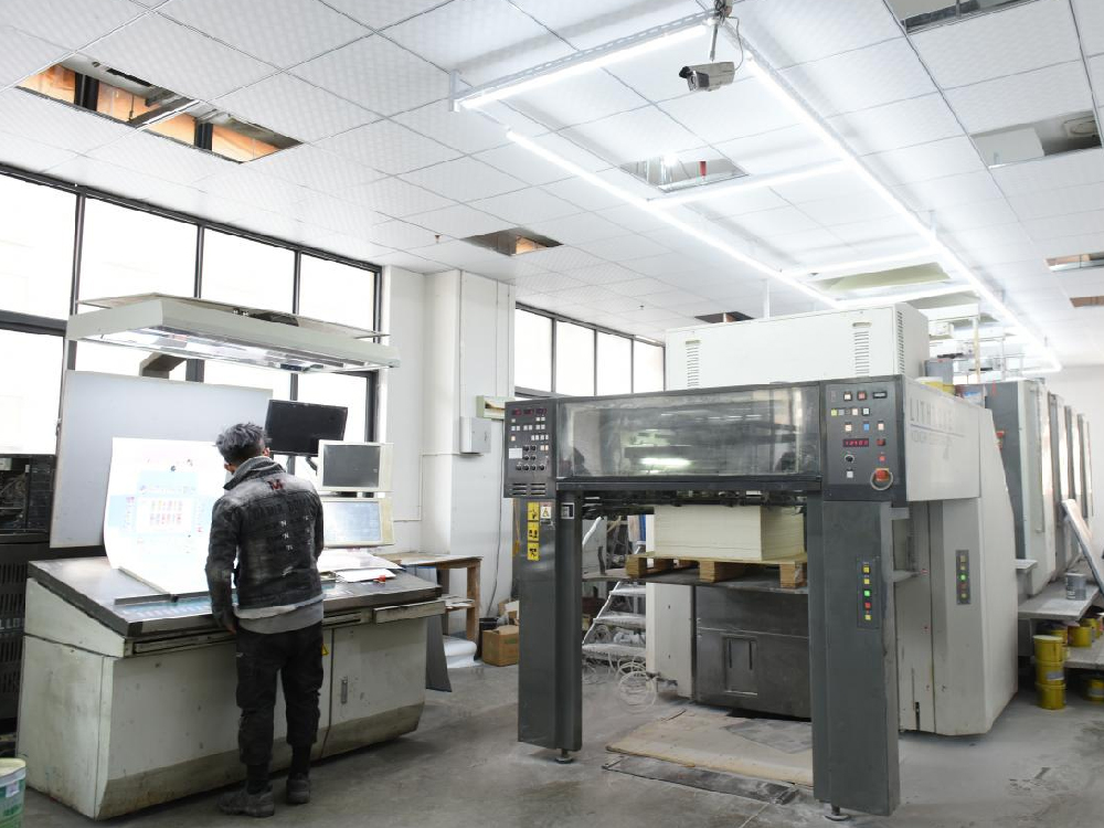 What hardware equipment do cake board manufacturers need?