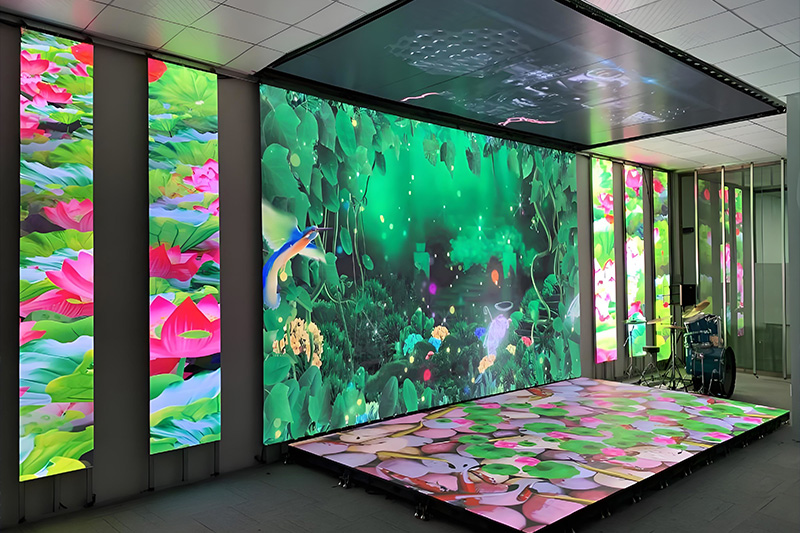 2 Die Ausstellungshalle verwendet Bodenfliesenwände.jpg