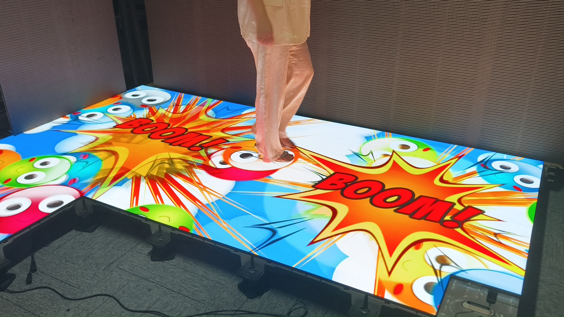 Erleben Sie den hochinteraktiven Bodenfliesenbildschirm