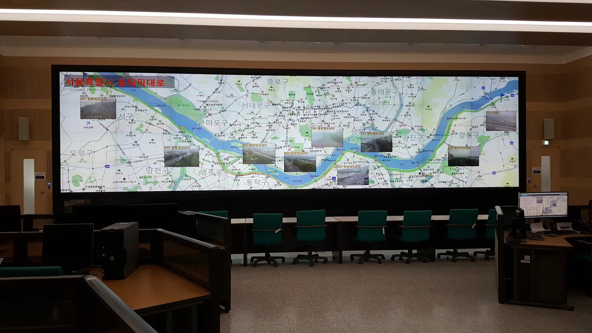 3 Seamless LED Fine-Pitch Screen High-Contrast Visuals for Exhibition Halls.jpg