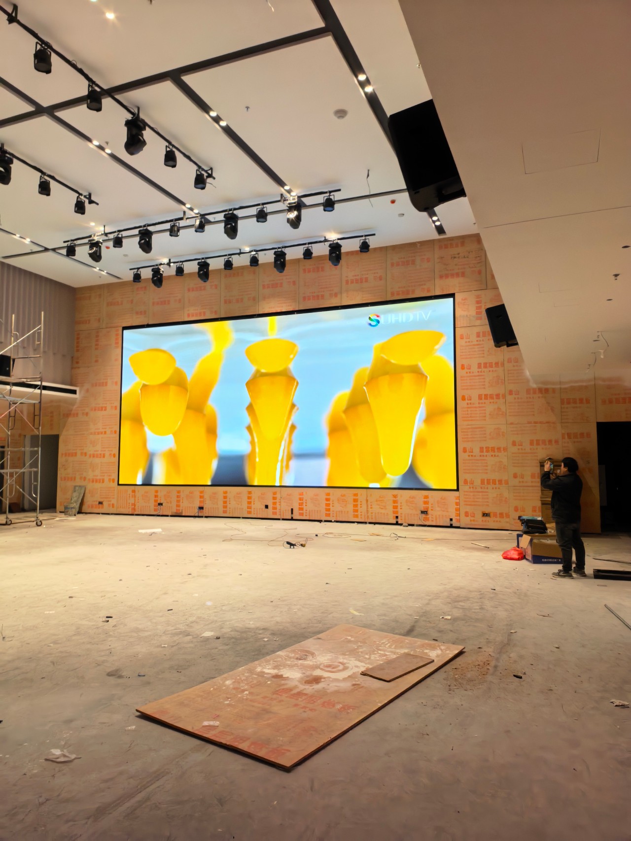 Lino Visino schließt die Installation einer COB-LED-Videowand im Innenbereich einer Premium-Mehrzweckhalle ab