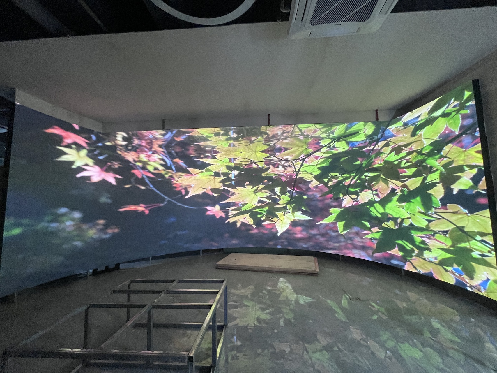 Lino Visino schließt die Installation des P2 Indoor Curved LED-Bildschirms für einen immersiven visuellen Erlebnisraum ab