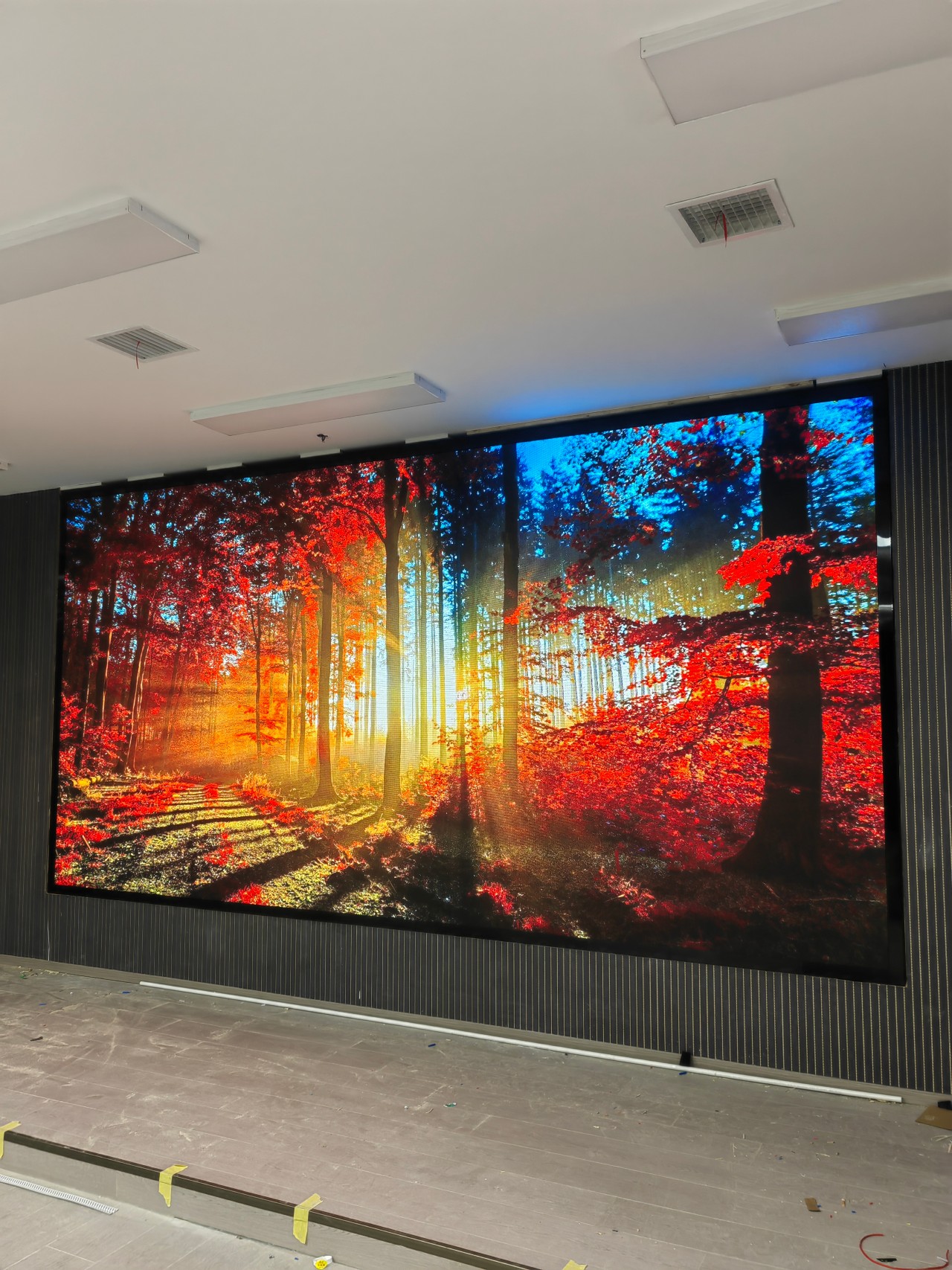 Lino Visino schließt die Installation eines P1.86 COB Indoor-LED-Displays für einen modernen Konferenzraum ab