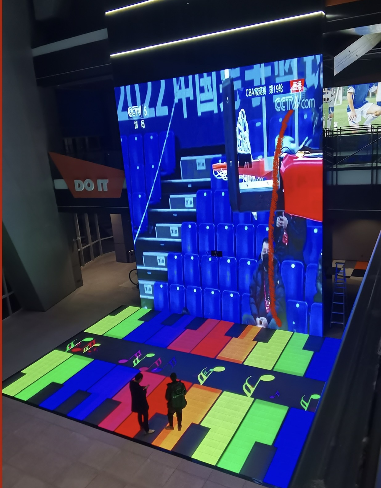 Lino Visino schließt die Installation einer 146 m² großen P3.91 LED-Bodenfliesenwand für einen immersiven Sporterlebnisbereich ab