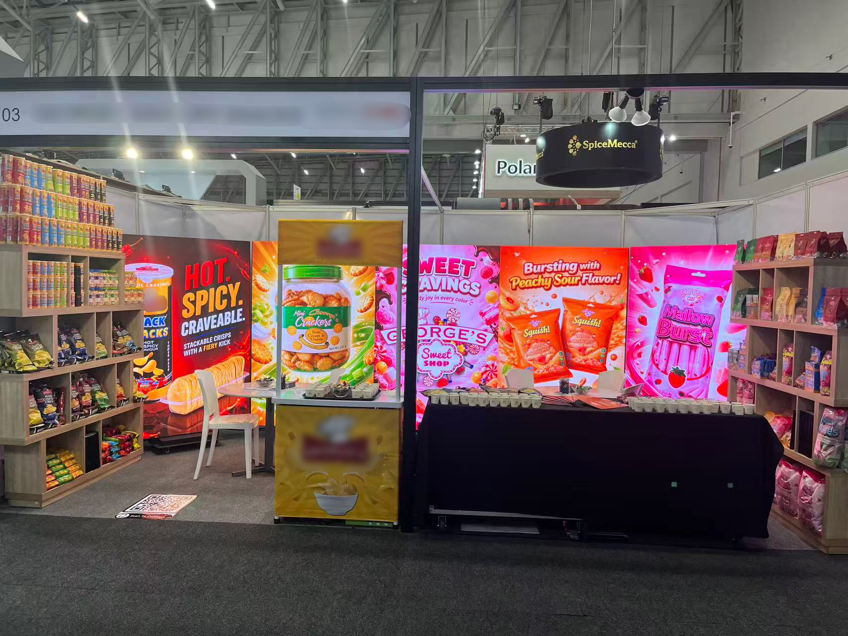 Lino Visino liefert 5 Einheiten P1.86 Tri-Fold LED-Posterdisplays für einen Messestand für Snacks in Südafrika