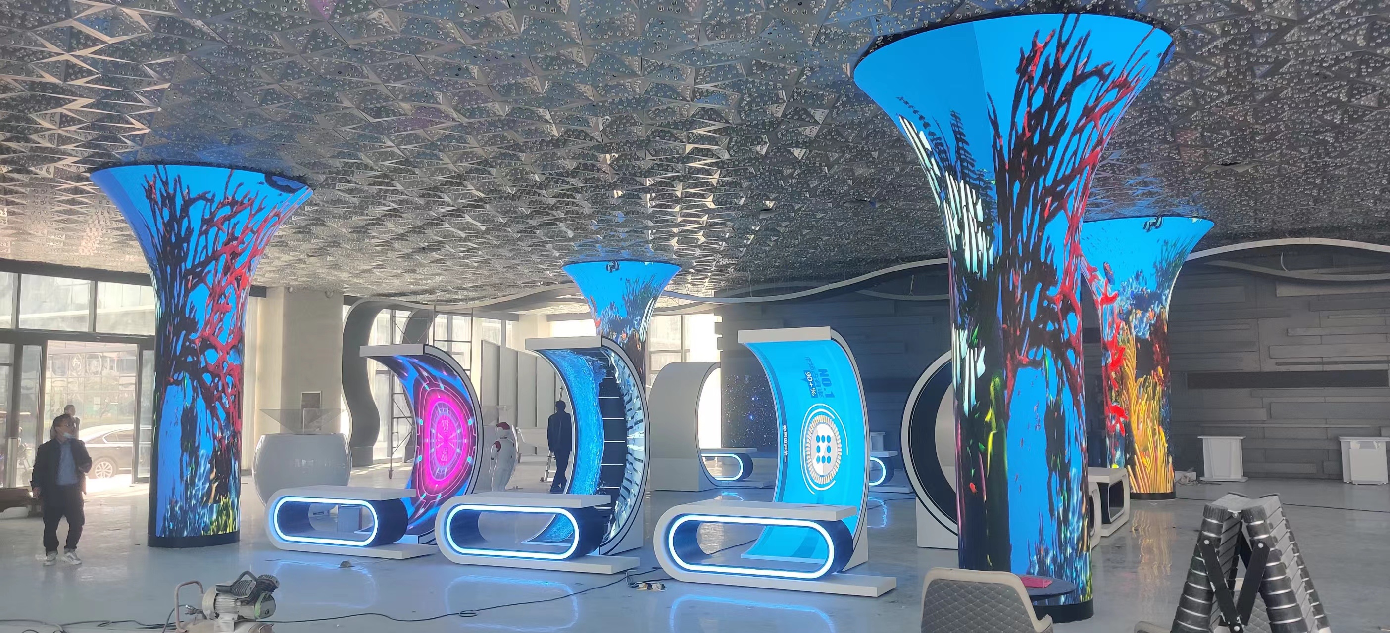 Lino Visino schließt die Installation des flexiblen LED-Bildschirms P2 für ein kreatives digitales LED-Säulendisplay ab