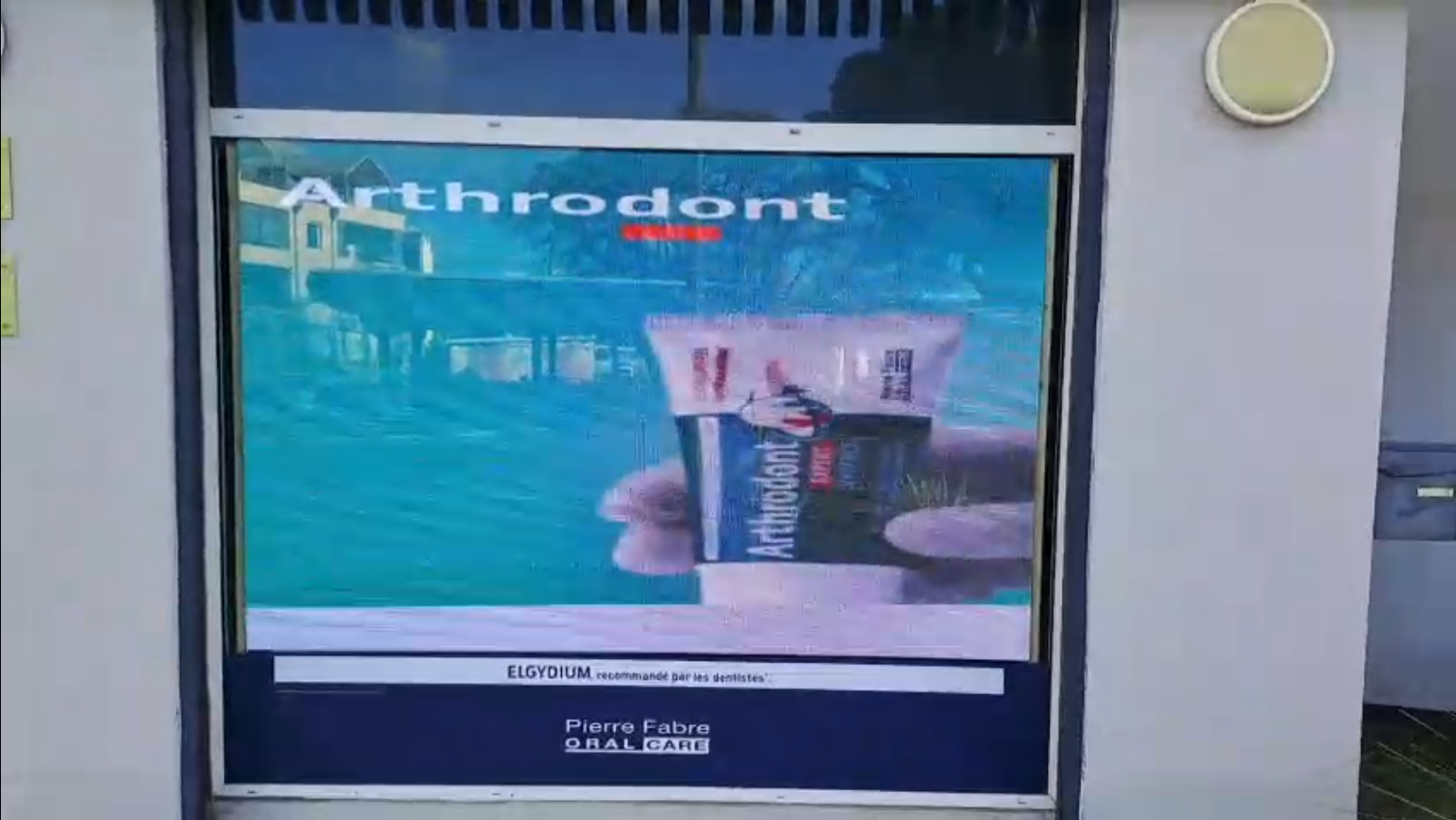 Lino Visino Completes Indoor P3.91 Holographic LED Screen Installation for Window Advertising