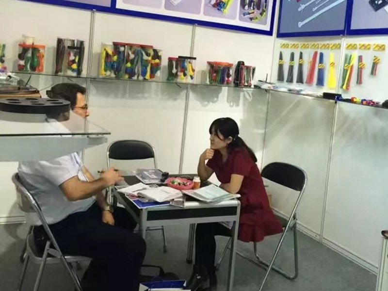 2015y-Canton-Fair-negotiationi79