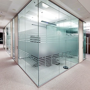 Karastatud klaas kontorivaheseinale