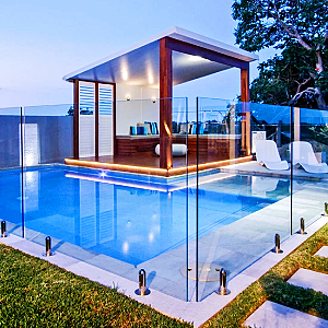 Steklena ograja za bazen