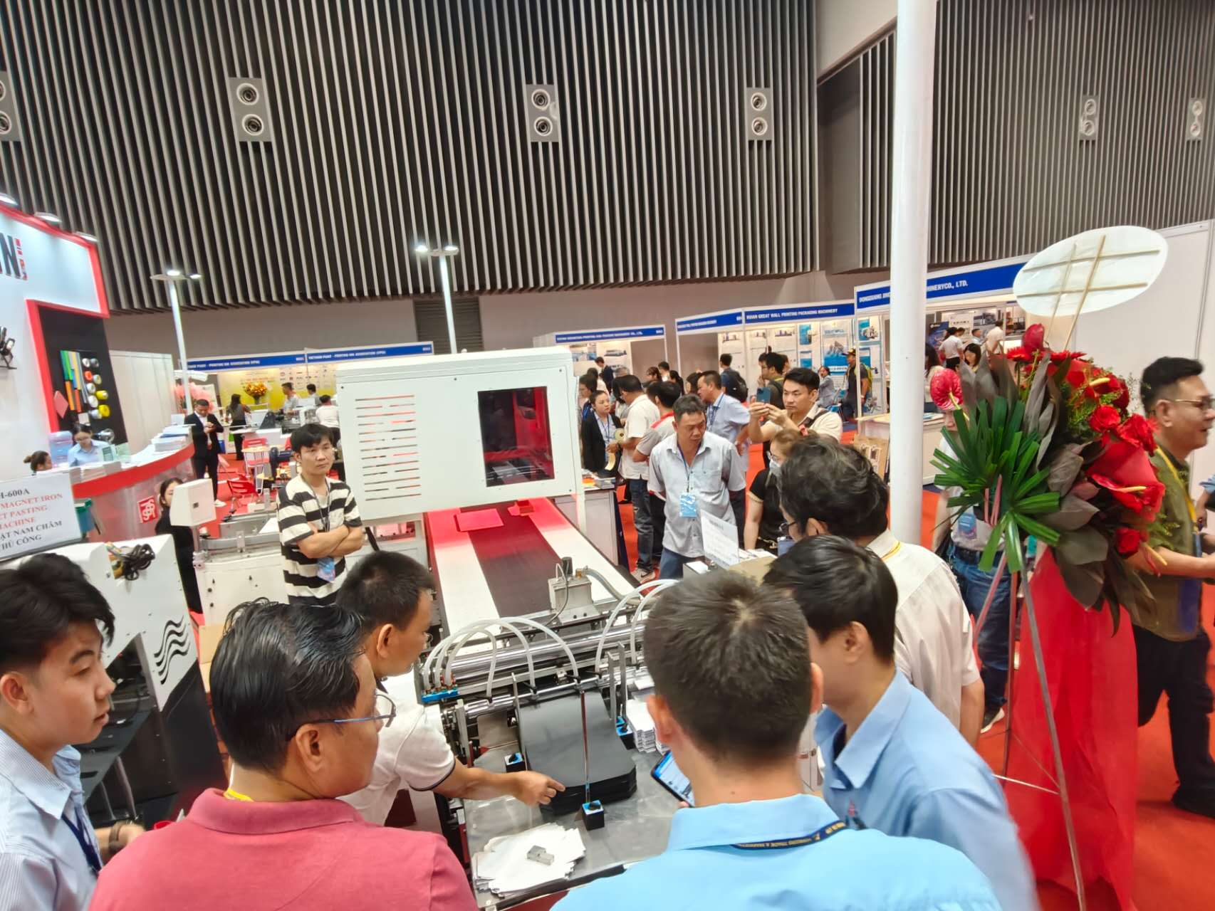 Lors du 23e Salon international de l'industrie de l'impression et de l'emballage à Hô Chi Minh-Ville, au Vietnam, nous présenterons notre machine de couverture à quatre faces et notre machine de positionnement visuel à double station.