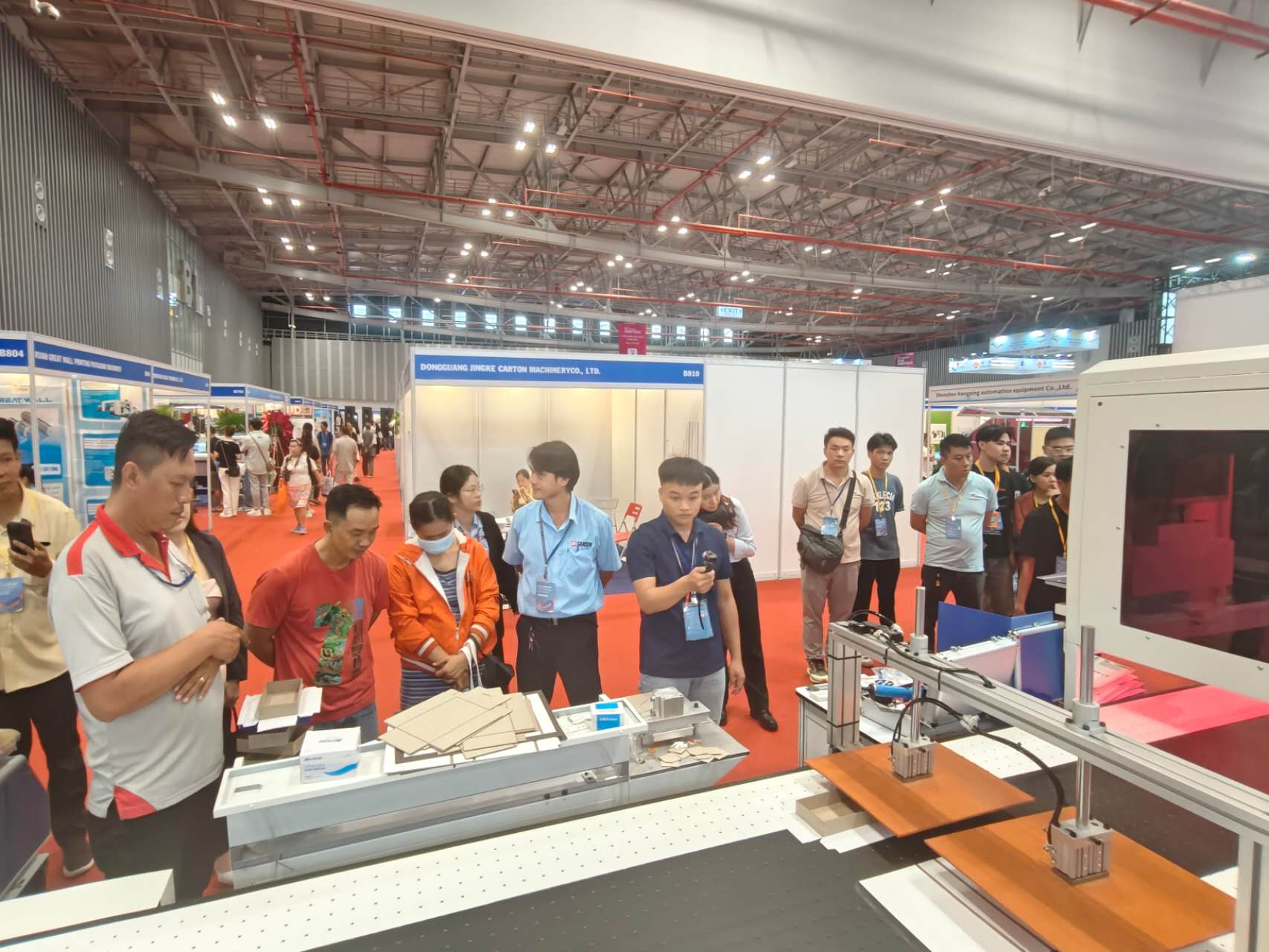 Lors du 23e Salon international de l'industrie de l'impression et de l'emballage à Hô Chi Minh-Ville, au Vietnam, nous présenterons notre machine d'enrobage quatre faces.