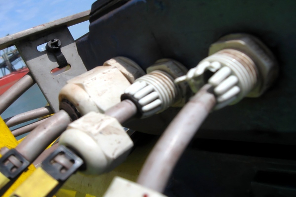 Niyə Metal Kabel Vəziləri Sərt Sənaye Mühitlərində Performansını İtirir və Zədələnir?