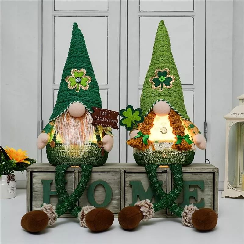 Gnome à pattes pendantes de 61 cm avec lumière chaude