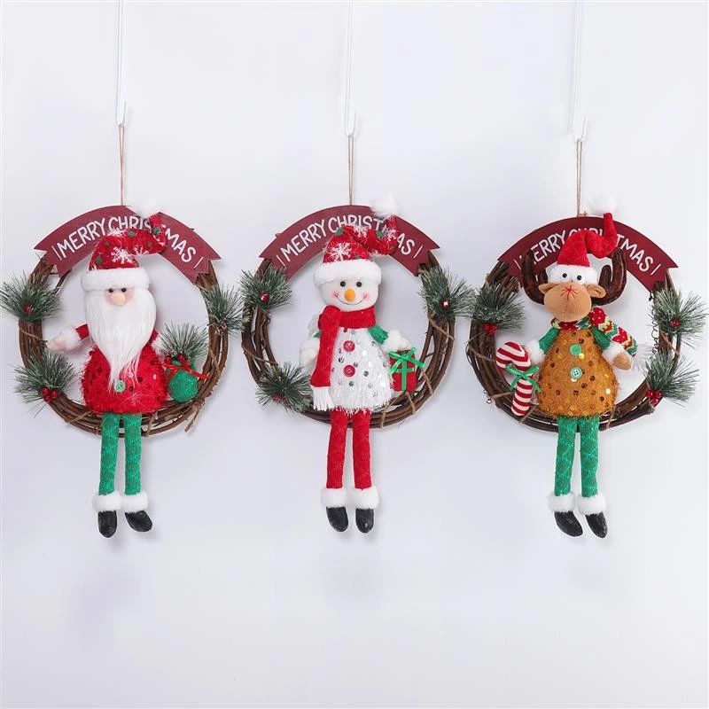 Couronne de 33 x 48 cm (13 x 19 pouces) avec Père Noël, bonhomme de neige et cerf, et lumière chaude