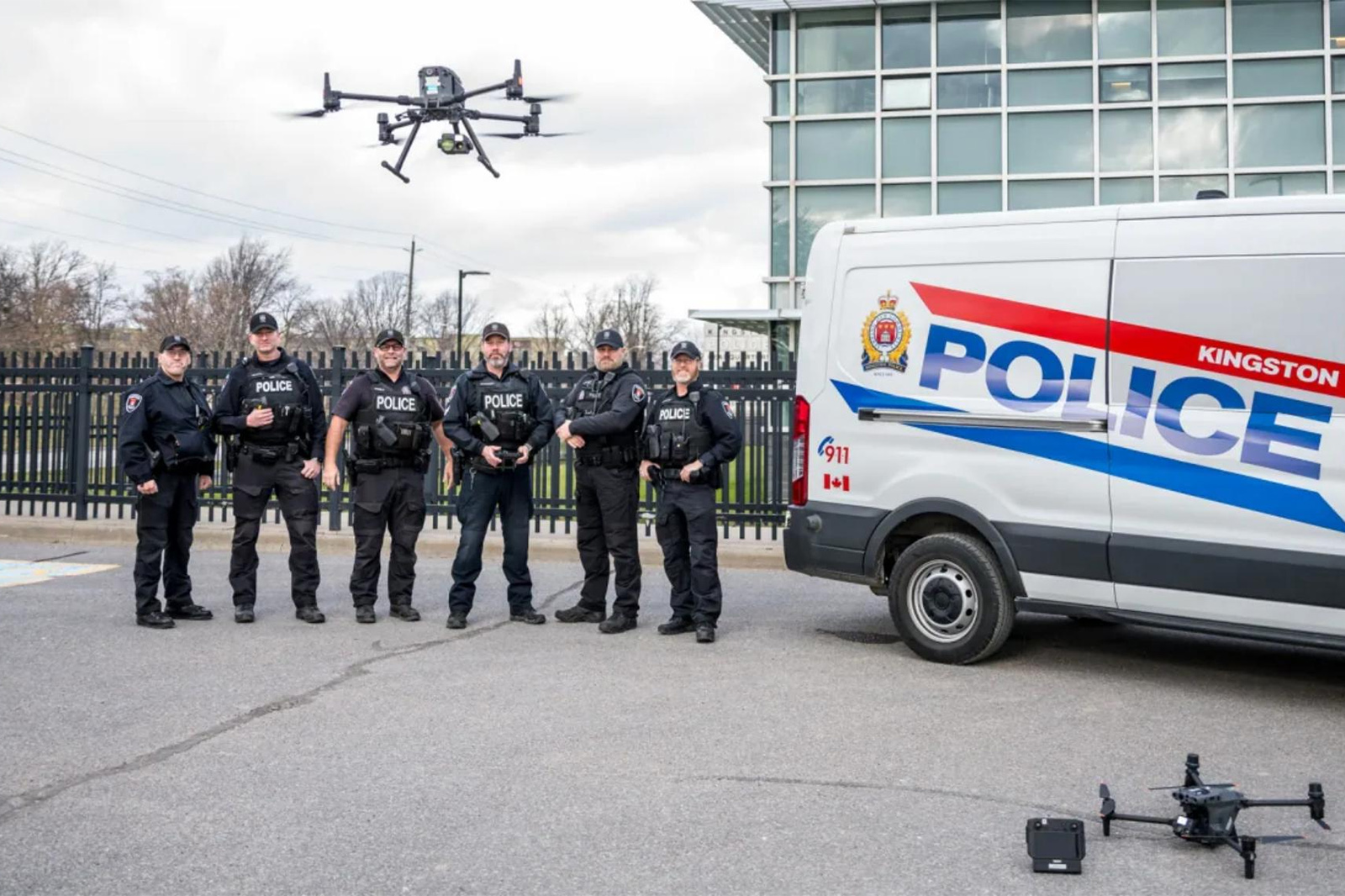L'utilisation de drones par la police de Kingston pour verbaliser les conducteurs distraits suscite la polémique.