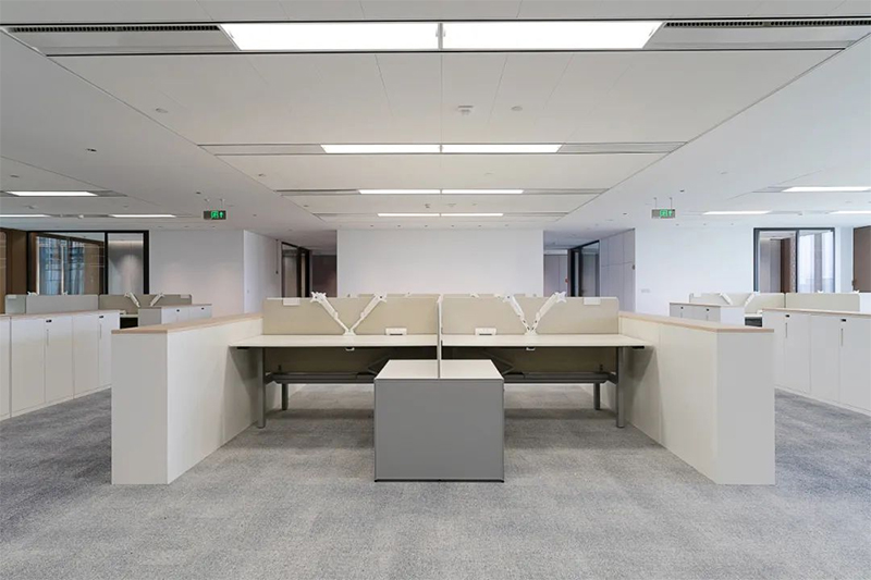 SAOSEN Furniture e sa tsoa theha sebaka sa basebetsi bakeng sa ofisi ea ntlo-kholo ea Banka ea Matsete ea Meralo ea Asia.