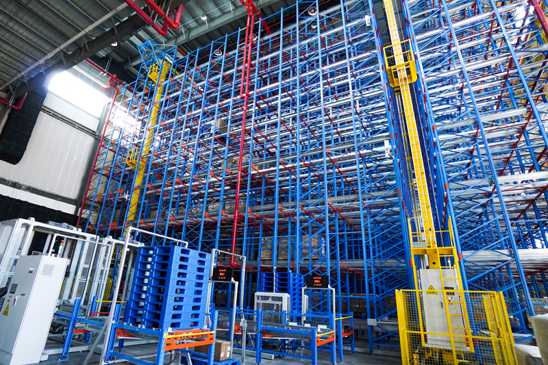 Stacker-Crane-+-Shuttle-Robots-Empower-High-Value-Material-Storage1