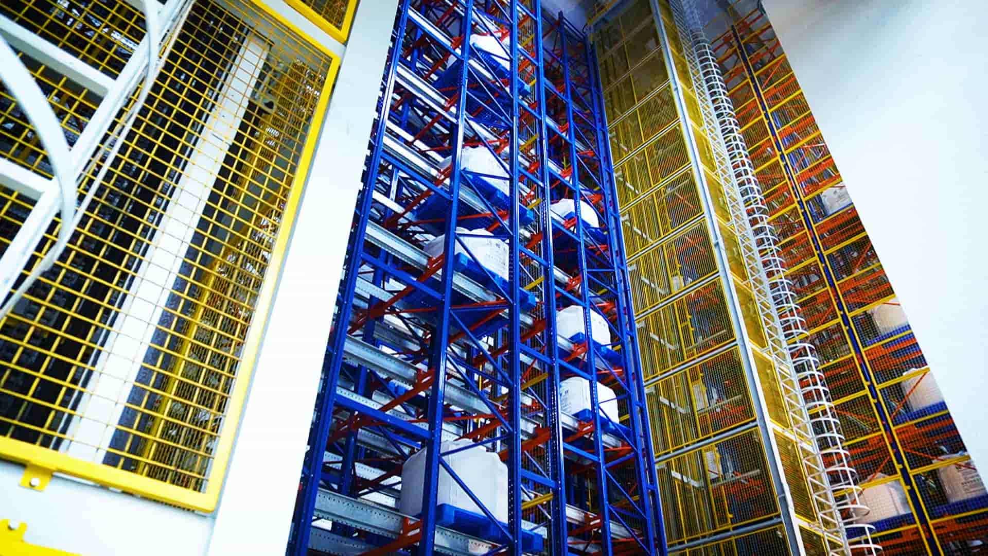 Système de stockage automatisé (ASRS) à navette à quatre voies pour palettes destiné au stockage de produits chimiques haute densité