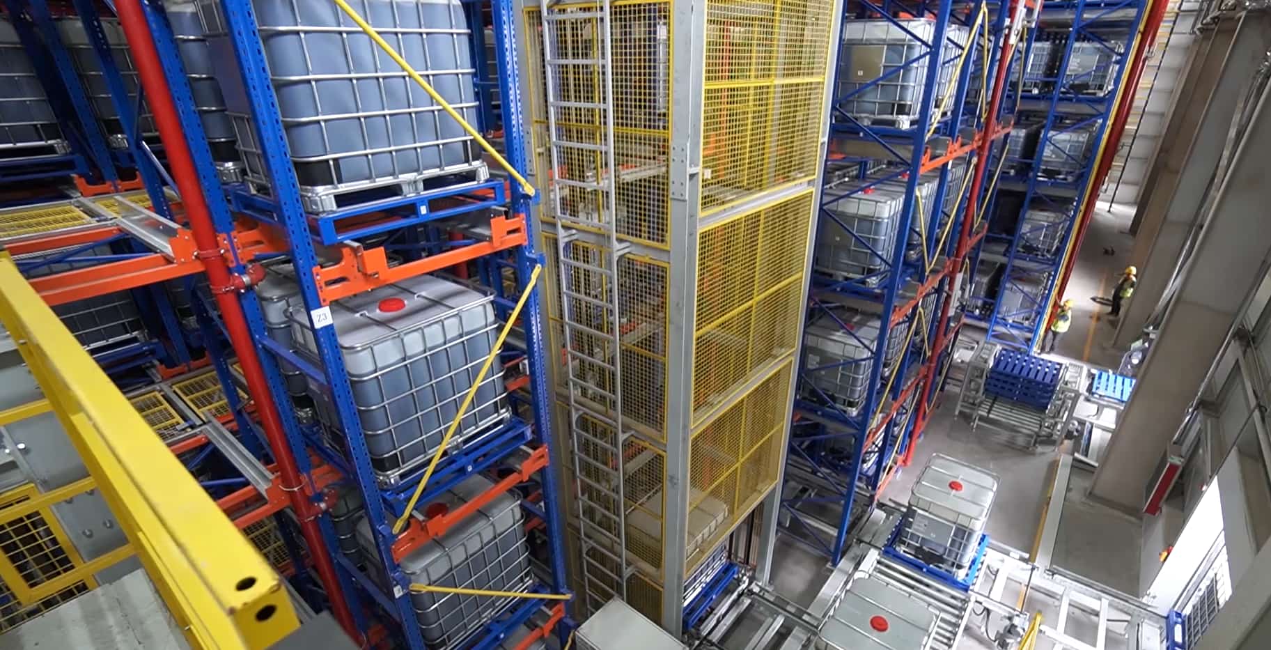 Système de stockage automatisé à navette à quatre voies pour palettes destiné à l'entreposage d'additifs lubrifiants