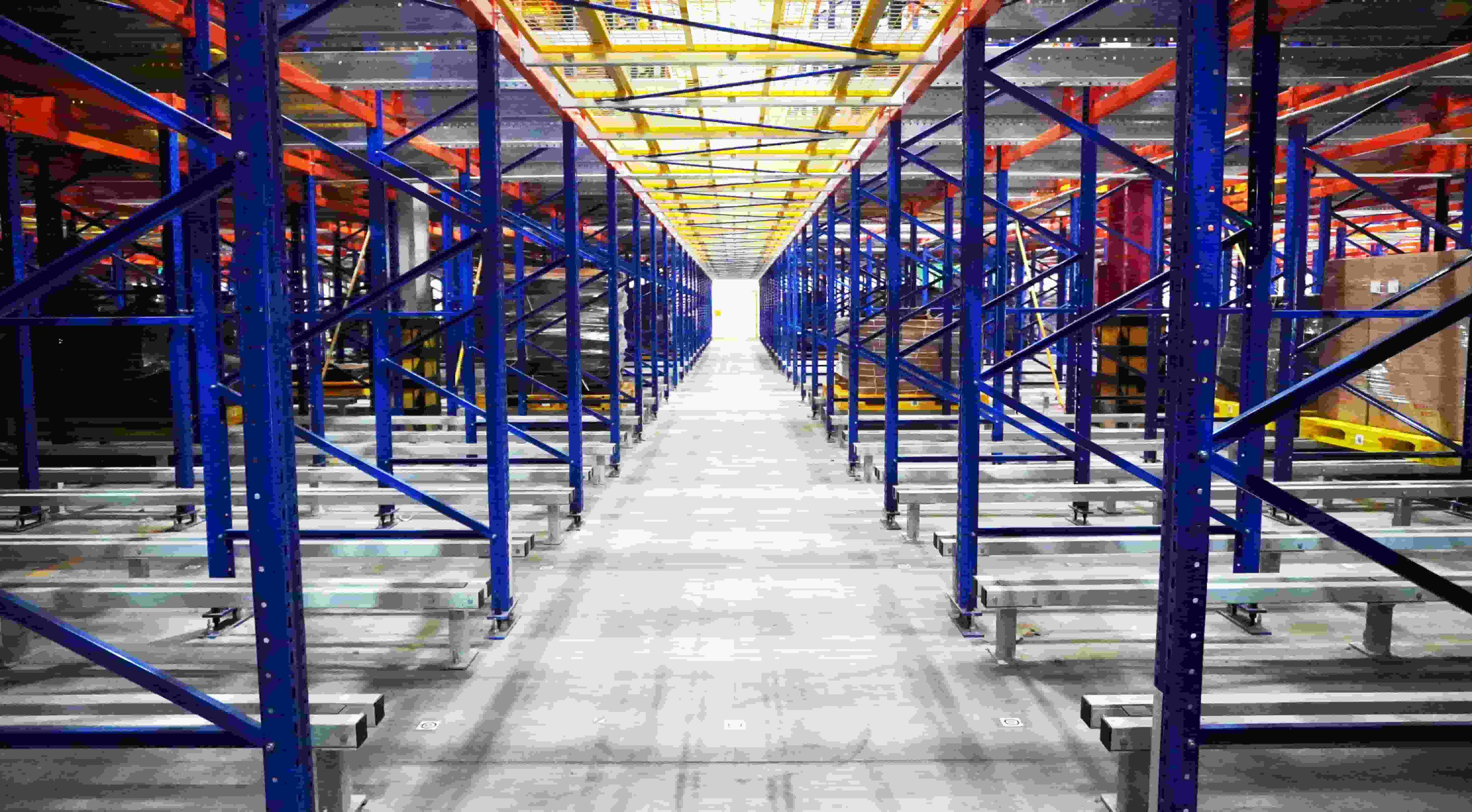 Almacenamiento superior, recogida inferior: cómo los robots lanzadera y los robots móviles autónomos con capacidad de carga de palés resuelven los desafíos de los almacenes de embalaje de papel.