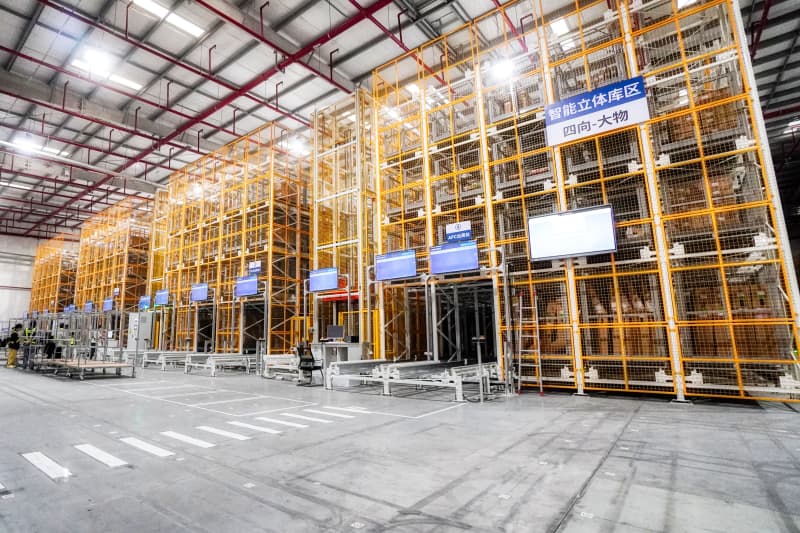 Roboti ya Kusafiria ya Njia Nne ya Pallet + Mini-FlyBox AS/RS