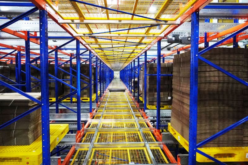 Roboti ya Kusafiri ya Njia Nne ya Pallet + AMR Iliyofichwa ya Pallet AS/RS