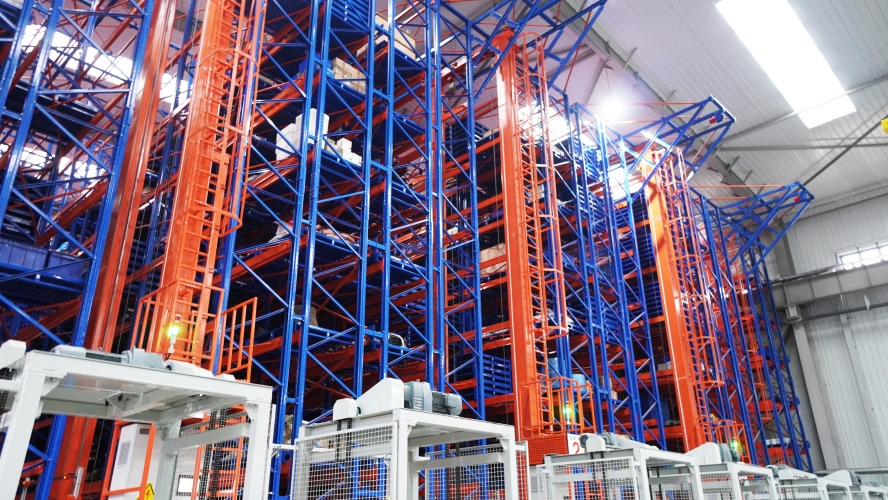 Cómo el sistema AS/RS de transporte de paletas de cuatro vías respalda la transformación digital en la fabricación discreta.