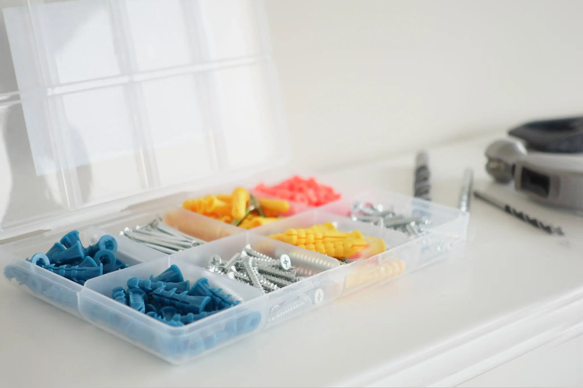 Compartmented plastic boxes with clear lids