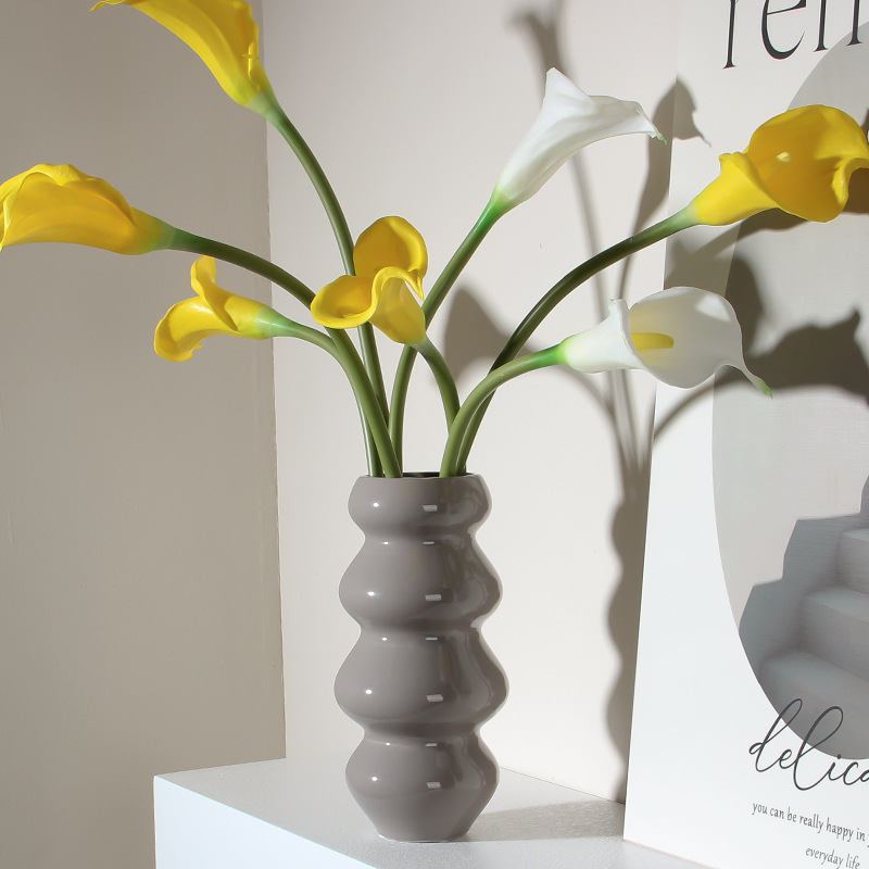 Vase moderne en céramique noire ondulée : élégant présentoir floral pour la décoration intérieure