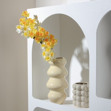 Modern Black Wavy Ceramic Vase: Stylish Floral Display for Home Decor