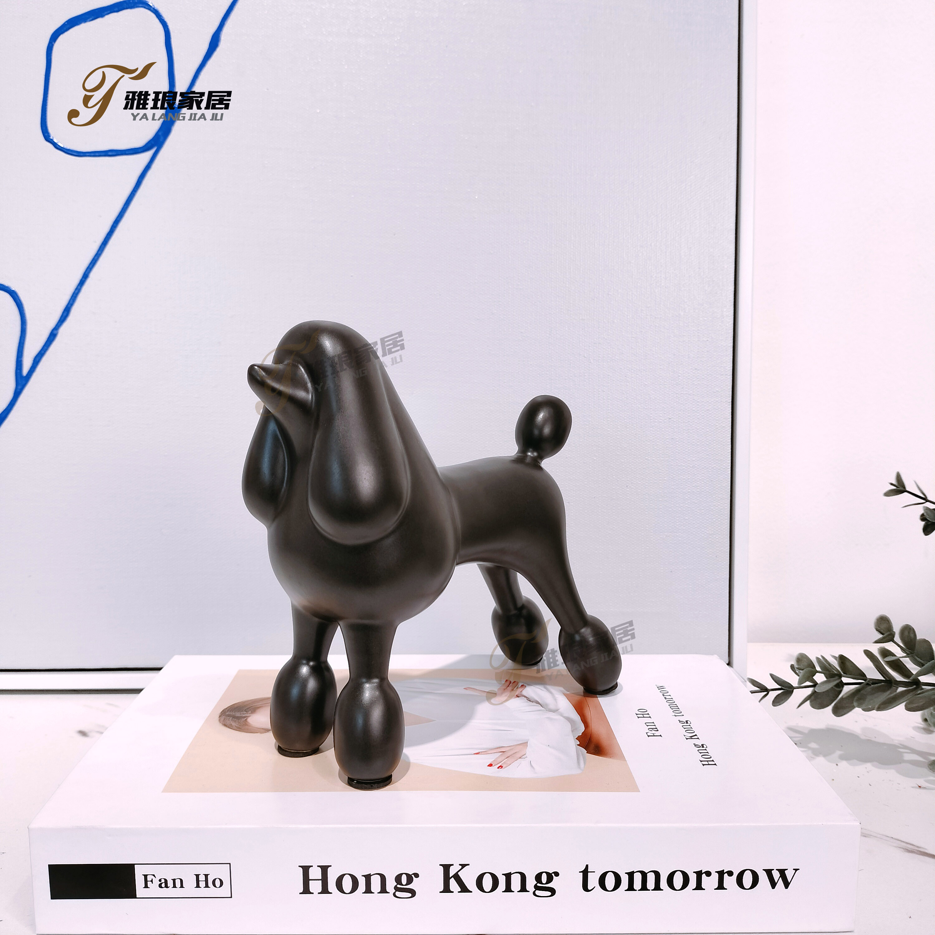 Sculpture moderne de chien en ballon noir : Décoration artistique pour la maison et le bureau
