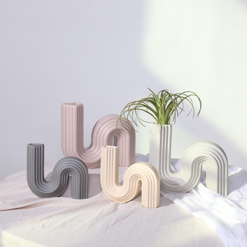 Modern Curved Ceramic Vases Set: Artistic Home Decor Accents in Soft Tones