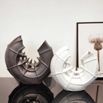 Vase sculptural ajouré en céramique d'avant-garde - Vase géométrique monochrome mat dépoli pour intérieurs commerciaux modernes